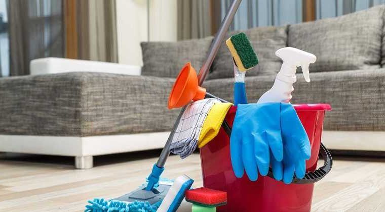 Temizlenmiş banyoda parlayan seramik yüzeyler ve duş kabini