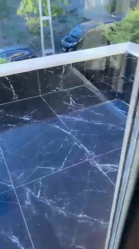 Temizlik sonrası siyah mermer kaplı balkon zemini