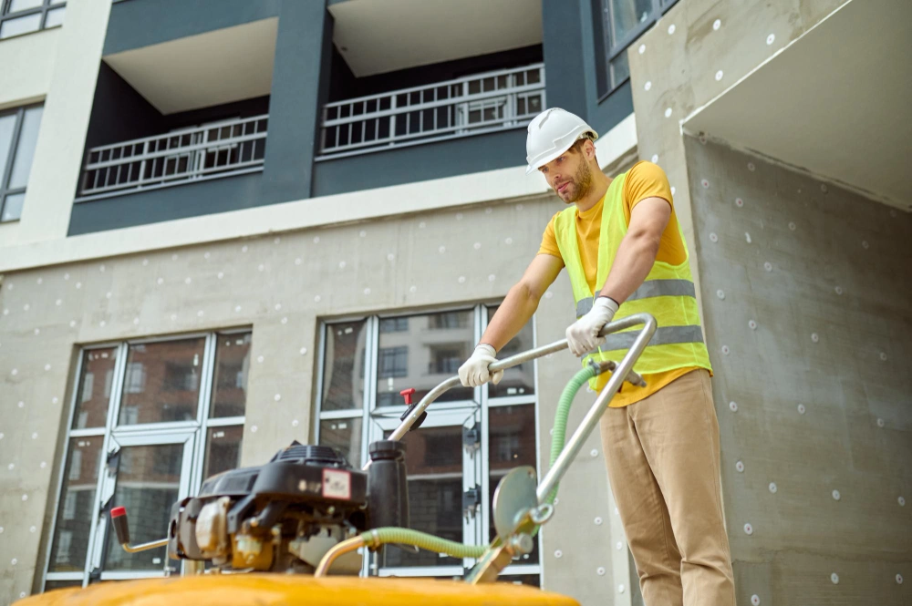 Tadilat sonrası inşaat tozunun endüstriyel makineyle alınması
