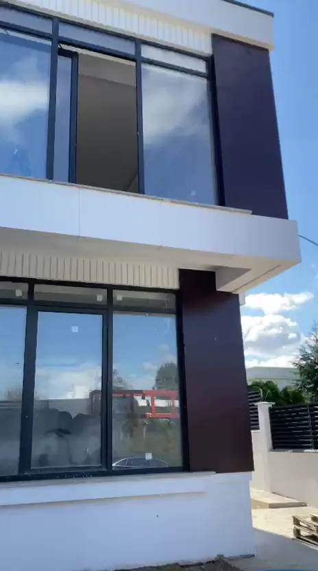 İki katlı yeni müstakil evin cam doğramalı cephesi