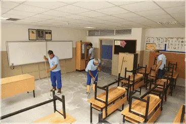 Temizlenmiş okul koridoru ve sınıf girişleri