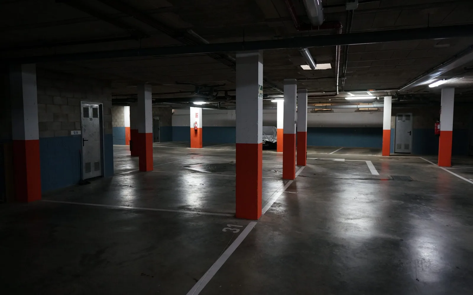 Kapalı otopark zemininin endüstriyel yıkama makinesiyle temizlenmesi